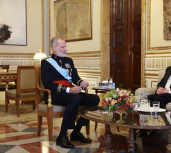 Don Felipe conversa con el embajador de la República de Chile, Juan Antonio Coloma Correa